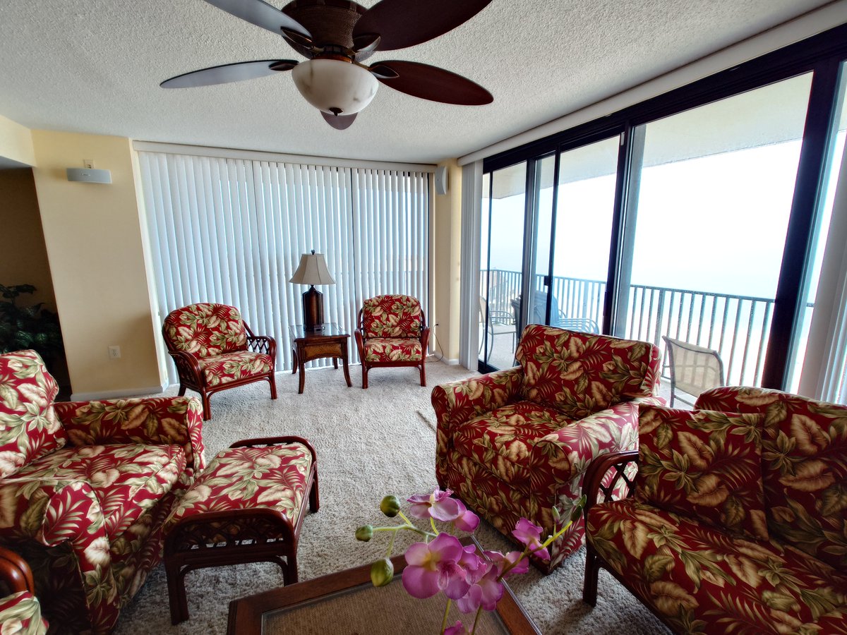 SeaColony1402s's tweet image. 📷 TRUE end-unit = wraparound extra windows + light in 1206N! Sleeps 9. bit.ly/1206N-Wilgus  or message me! #PanoramicViews