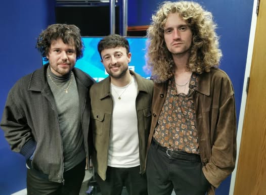 🎸 <a href="/TherosadocsUK/">The Rosadocs</a> have raced over from <a href="/Rock_City_Notts/">ROCK CITY</a> where they're supporting <a href="/theenemyband/">TheEnemy</a> tonight! 

🎵 They’ll be filling <a href="/deanjacksondj/">Dean Jackson</a> in on touring life, their track 'In The Storm', and  two nights back-to-back at <a href="/bodeganotts/">The Bodega</a> next year! 

📻bbc.co.uk/programmes/m00…