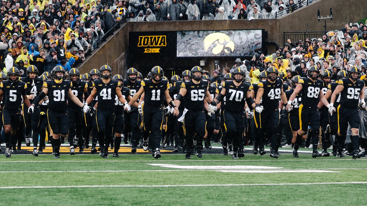 HawkeyeFootball's tweet photo. Back in Black. https://t.co/ozw5qDpuU4