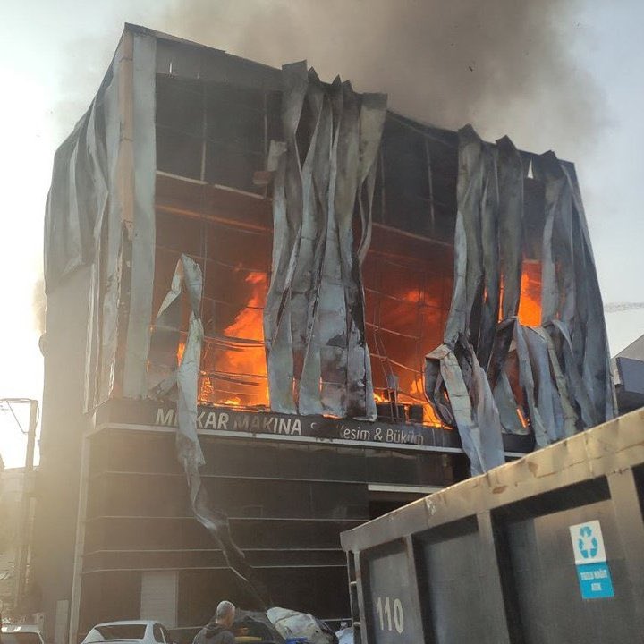 Dilovası’nda yaşanan yangın, 6 canımızı aldı.

Bu trajediler tekrarlanmamalı: İş güvenliği, denetim ve önlemler bir an önce uygulanmalı.

Sorumlular yargı önünde hesap vermeli, ihmaller bitmeli.

#Kocaeli #Dilovası #İşKazasıDeğilCinayet #Yangın