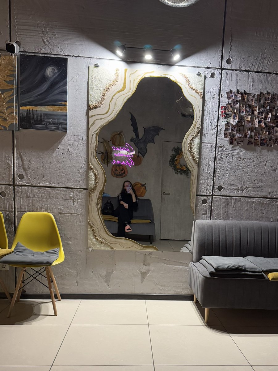 Сегодня рисовала картину 🥰 автопортрет