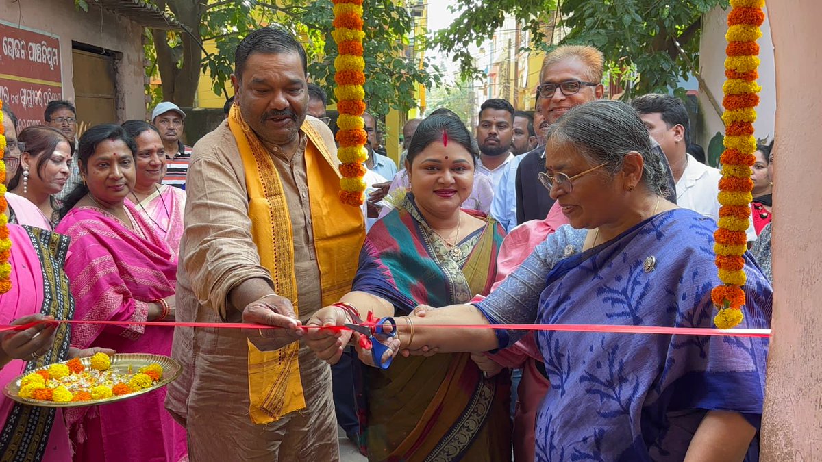 debashish_mla's tweet image. କଟକ ସିଡିଏ ସେକ୍ଟର ୭ ସ୍ଥିତ ସରକାରୀ ପ୍ରକଳ୍ପ ଉଚ୍ଚ ପ୍ରାଥମିକ ବିଦ୍ୟାଳୟ ରେ କର୍ପୋରେଟ ସ୍ବର୍ଗତଃ  ପ୍ରିୟମ୍ବଦା ସ୍ବାଇଁ ଙ୍କ ସ୍ମୃତି ରେ ଏହି ପାନୀୟ ଜଳର ଉଦଘାଟନ କରାଯାଇଛି।