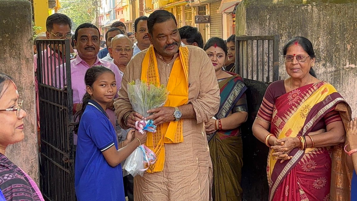 debashish_mla's tweet image. କଟକ ସିଡିଏ ସେକ୍ଟର ୭ ସ୍ଥିତ ସରକାରୀ ପ୍ରକଳ୍ପ ଉଚ୍ଚ ପ୍ରାଥମିକ ବିଦ୍ୟାଳୟ ରେ କର୍ପୋରେଟ ସ୍ବର୍ଗତଃ  ପ୍ରିୟମ୍ବଦା ସ୍ବାଇଁ ଙ୍କ ସ୍ମୃତି ରେ ଏହି ପାନୀୟ ଜଳର ଉଦଘାଟନ କରାଯାଇଛି।