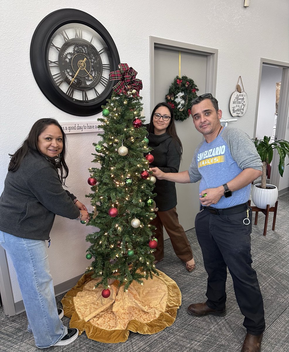 Christmas carols and all 🎄 
#HolidayCheer
#SanEliManoAMano