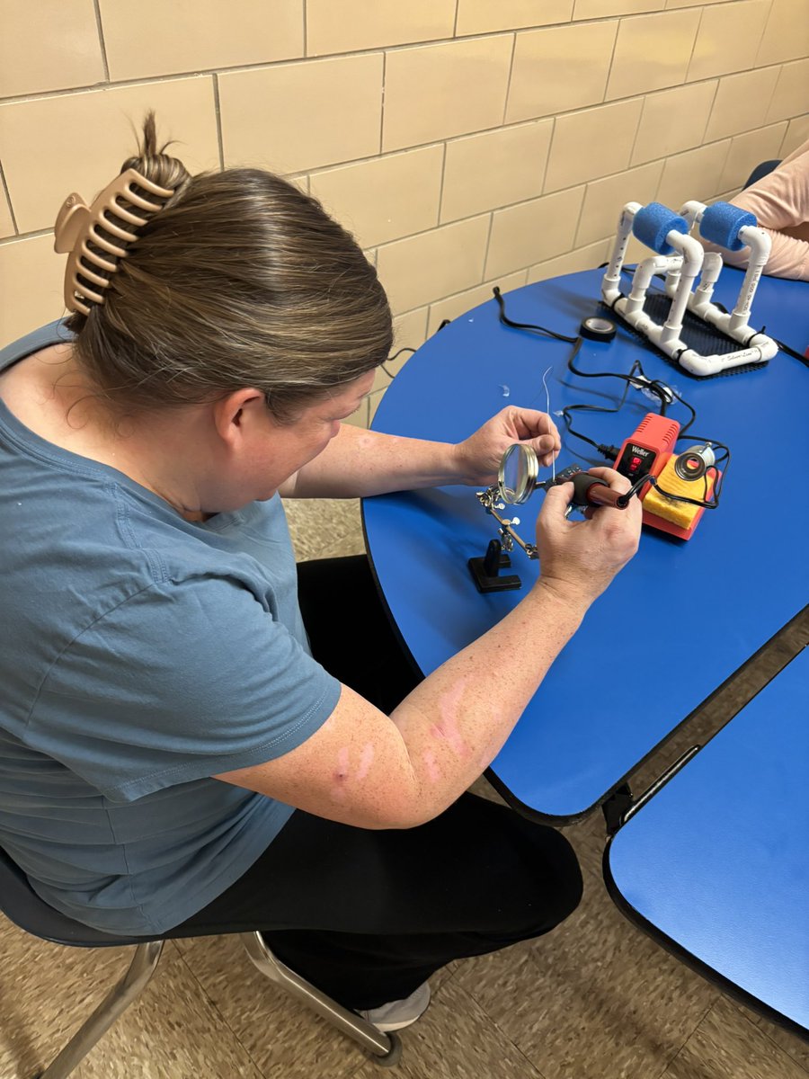 MrsGifford_NES's tweet image. Learning how to solder 👩🏻‍🏭 #beginner #nationalstemday