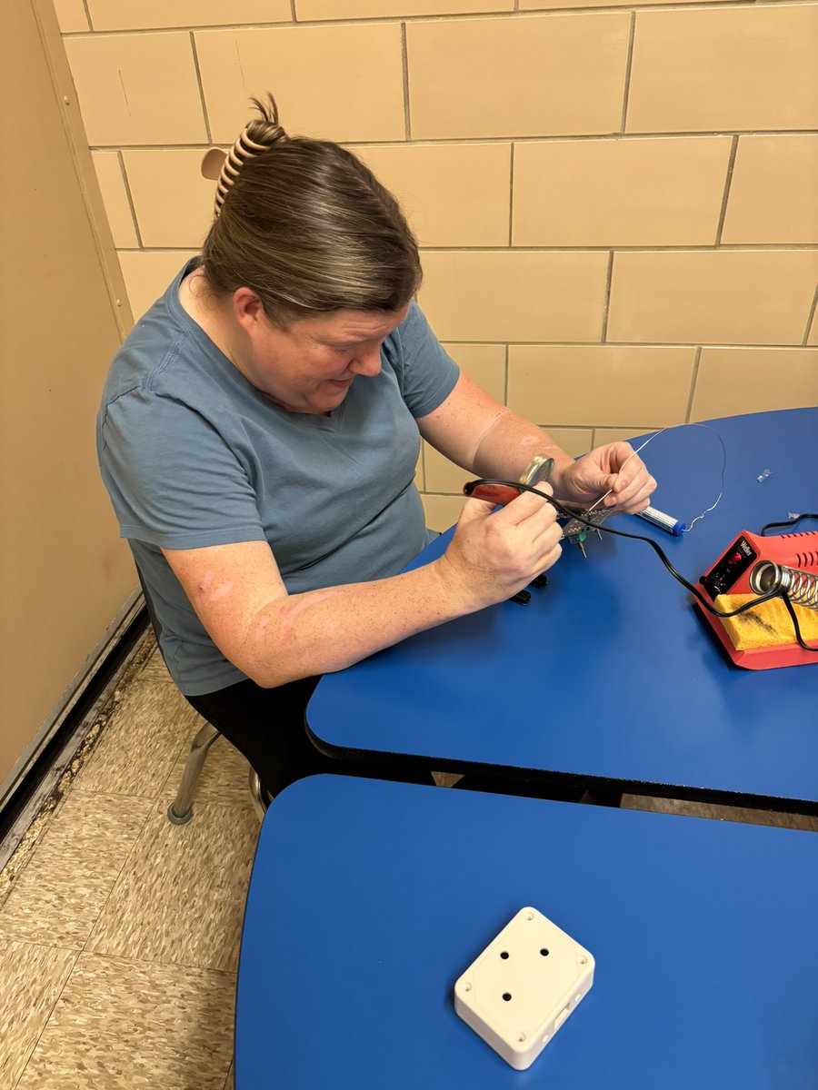 MrsGifford_NES's tweet image. Learning how to solder 👩🏻‍🏭 #beginner #nationalstemday