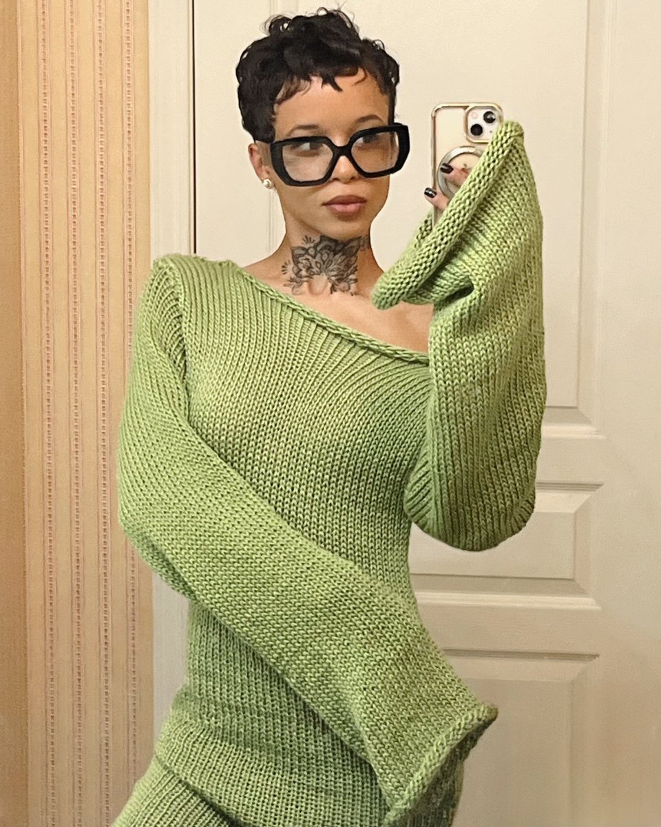 Skinnyy_B's tweet photo. A cozy body hugging dress with a sexy touch 🤝🏽🧶 https://t.co/gTvMyOJduC