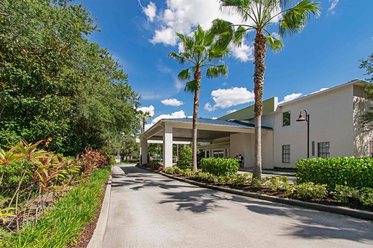 ⭐⭐⭐⭐⭐"Very great hotel! 3 times I stayed and the three times where awesome. Great personal, awesome prices, and very well located. No complaints at all" - Sla