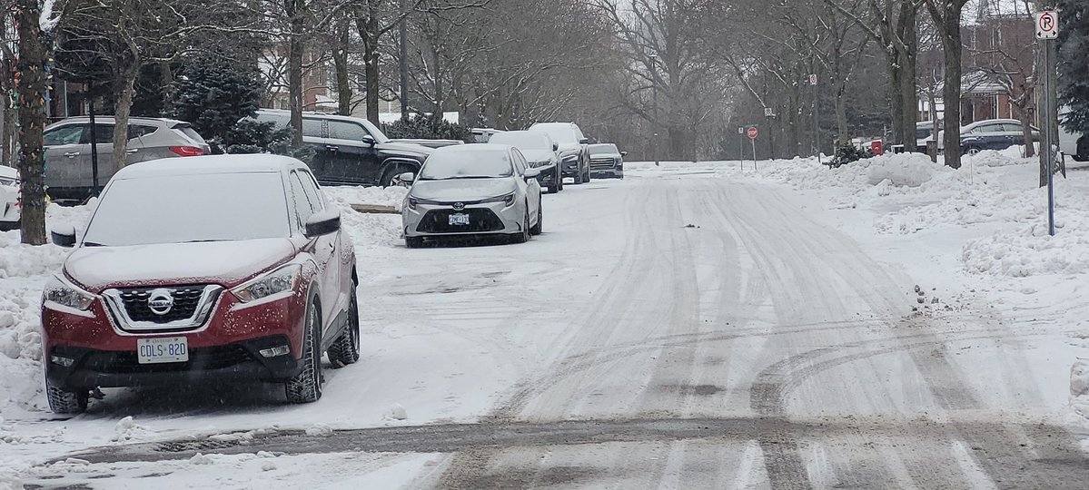 Looks like a winter storm is moving in tonight and into the morning. Please remove your vehicles from the road. This will assist our snowplows to clear the roads safely and efficiently. 

Learn more at aurora.ca/snow