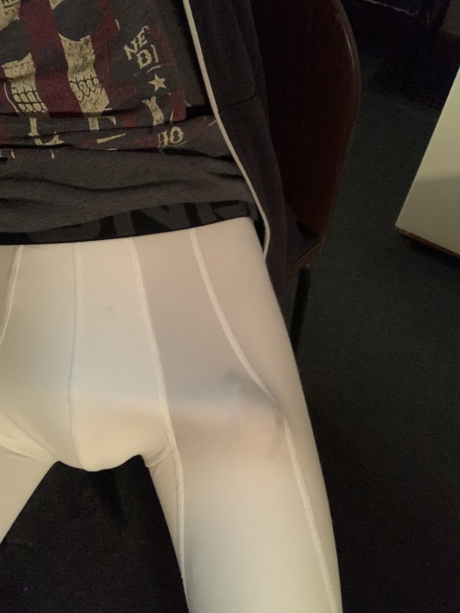 PatrickM933's tweet photo. I always get hard n wet in these UA tights 😈

#underarmour #gayspandex #hardon #precum #edging https://t.co/VDN5f1GX0K