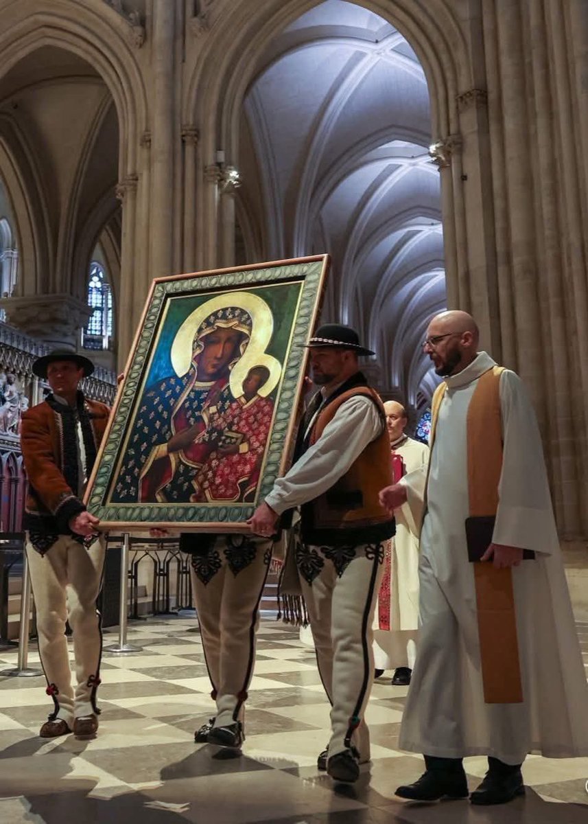 WojciechGnat's tweet image. Dziś w Paryżu królowa była tylko jedna! 👑🇵🇱
Po latach odbudowy paryskiej świątyni Matka Boska Częstochowska wróciła do Katedry Notre-Dame.