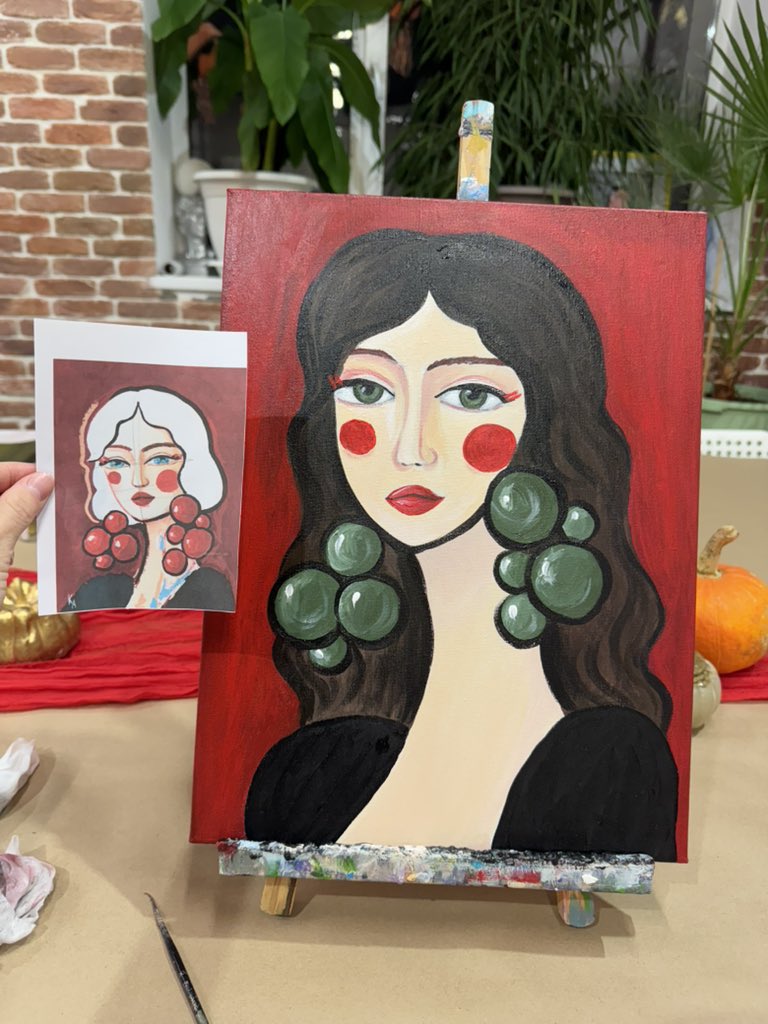 Мне сказали что картина похожа на Мона Лизу 😁🥰 
и мне как-то говорили, что я похожа на нее