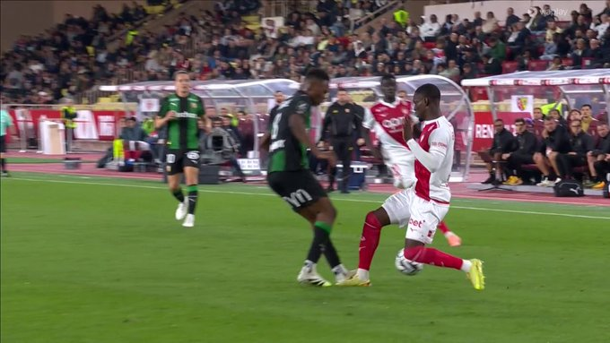 LATRIBUNEf0ot's tweet photo. Balogun voit rouge 🟥  
10 min après son but, le buteur américain est exclu, 3-1 dans la foulée.   
1ère mi-temps cauchemardesque pour Monaco #ASMRCL https://t.co/oi3RL3QsK6