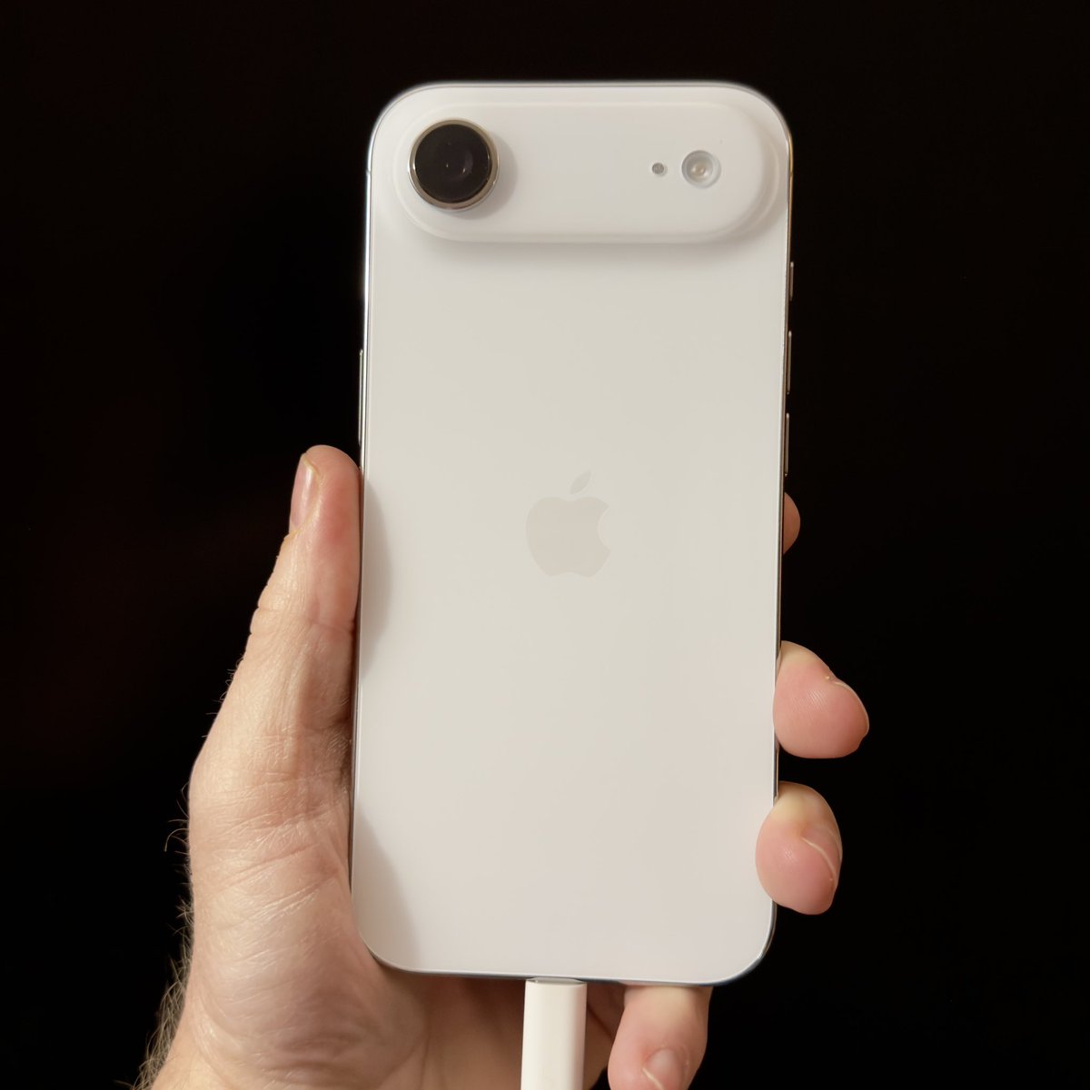 AppleSnob_'s tweet image. Back with my iPhone Air once more.  

I really like this iPhone a lot. 

#Apple #iPhone #iOS #technology #iPhoneAir