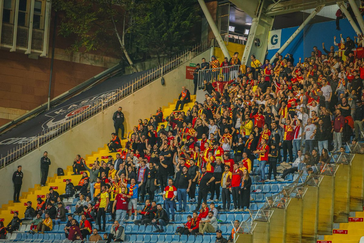 İzmir'den bir konvoy gelmiş nasıl nasıllar🔥

#Göztepe