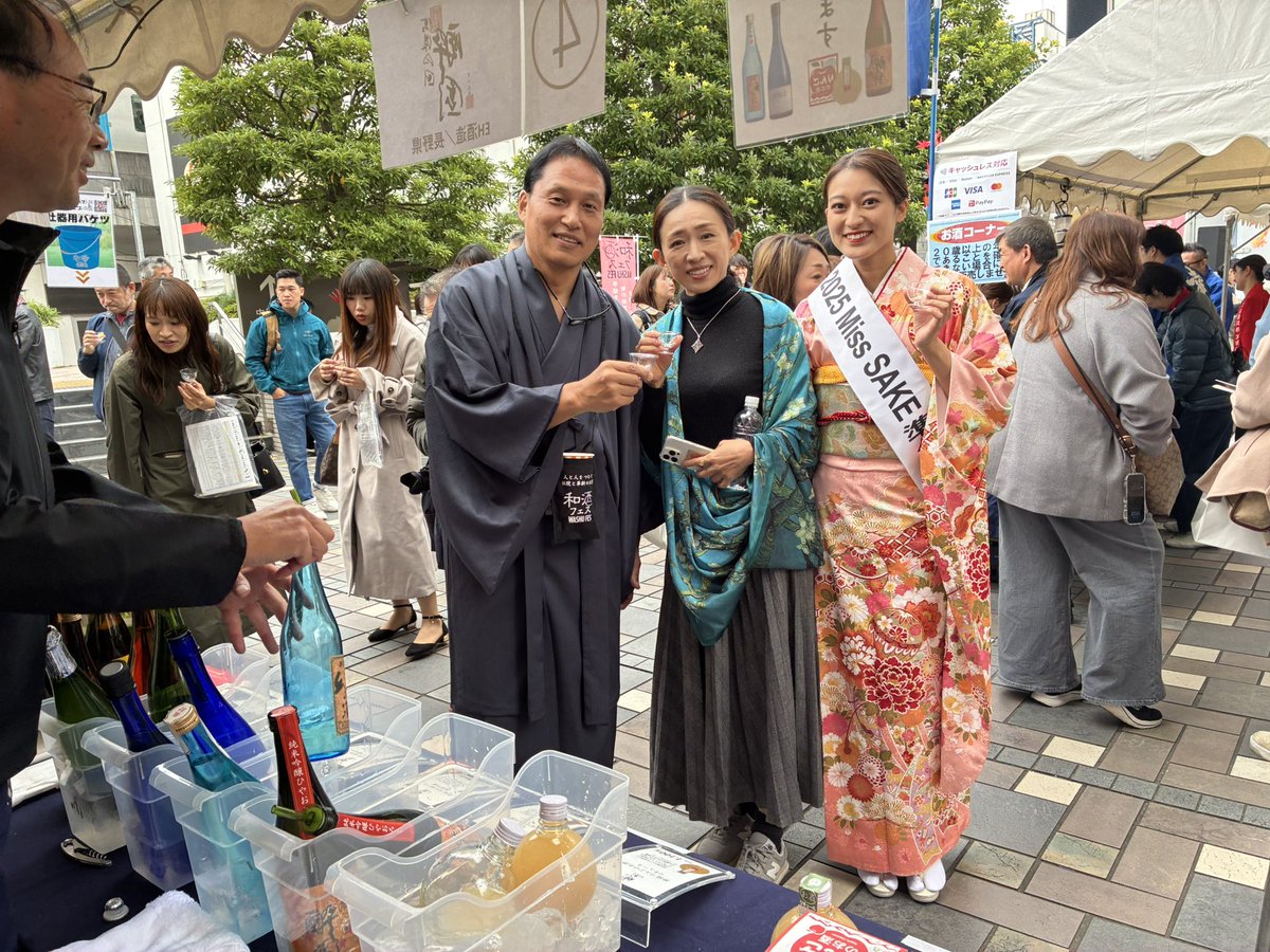 mark03ck's tweet photo. 和食フェスへ 大盛況！
#和酒フェス #washufes #和酒フェス中目黒 #酔園 #suiensake #りんごのお酒 #applesake #幻の酒 #酔園純米吟醸ワイン酵母仕込 #suienkirameki #安曇野 #長野 https://t.co/NJcFBbHLyG