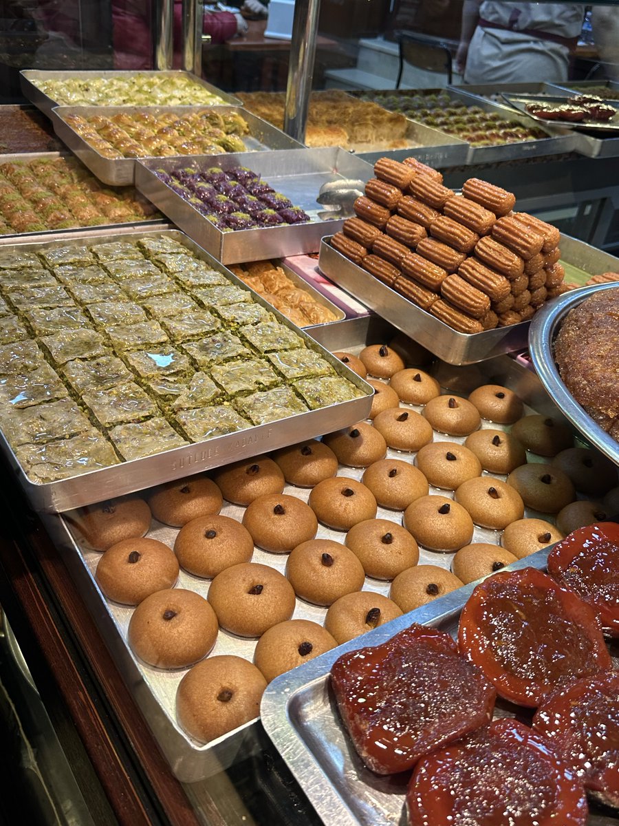 atechnicalbee's tweet image. Güzel kaymak yine bulunur ama asla değmez gitmeye afyonlu arkadaşımla gitmiştim bir de smmsmms sınıfta kaldı kesinlikle vişneli olması vs ilgimi çekmişti ama tırt aşırı baydı şekerparesini gözüme kestirmiştim eve alacaktım ama diğerleri kötü çıkınca saldım