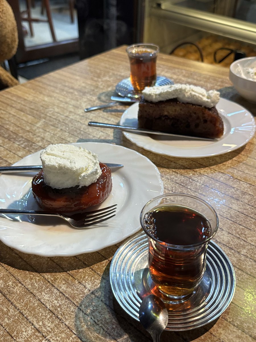 atechnicalbee's tweet image. Güzel kaymak yine bulunur ama asla değmez gitmeye afyonlu arkadaşımla gitmiştim bir de smmsmms sınıfta kaldı kesinlikle vişneli olması vs ilgimi çekmişti ama tırt aşırı baydı şekerparesini gözüme kestirmiştim eve alacaktım ama diğerleri kötü çıkınca saldım