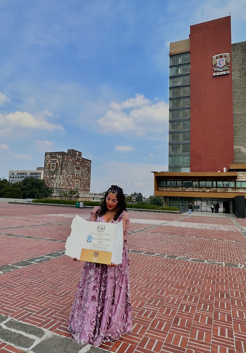 UNAM_MX's tweet image. &quot;La #EgresadaUNAM de la @fciencias, Casandra Cervantes, + su título universitario + su familia = #OrgulloUNAM. ¡Compártenos tu foto a través de nuestro Instagram oficial! &amp;gt; bit.ly/4cLJjCj
#RetratoPuma&quot;