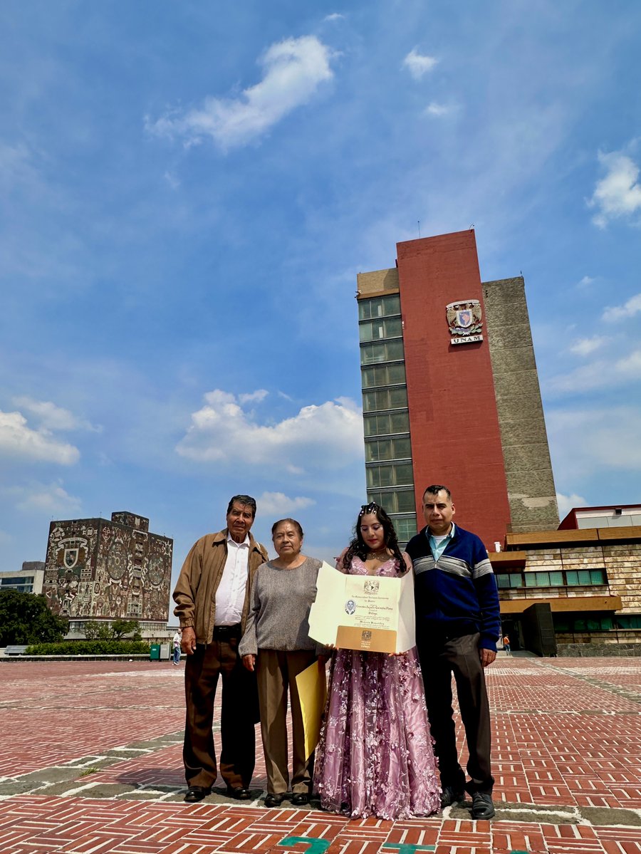 UNAM_MX's tweet image. &quot;La #EgresadaUNAM de la @fciencias, Casandra Cervantes, + su título universitario + su familia = #OrgulloUNAM. ¡Compártenos tu foto a través de nuestro Instagram oficial! &amp;gt; bit.ly/4cLJjCj
#RetratoPuma&quot;