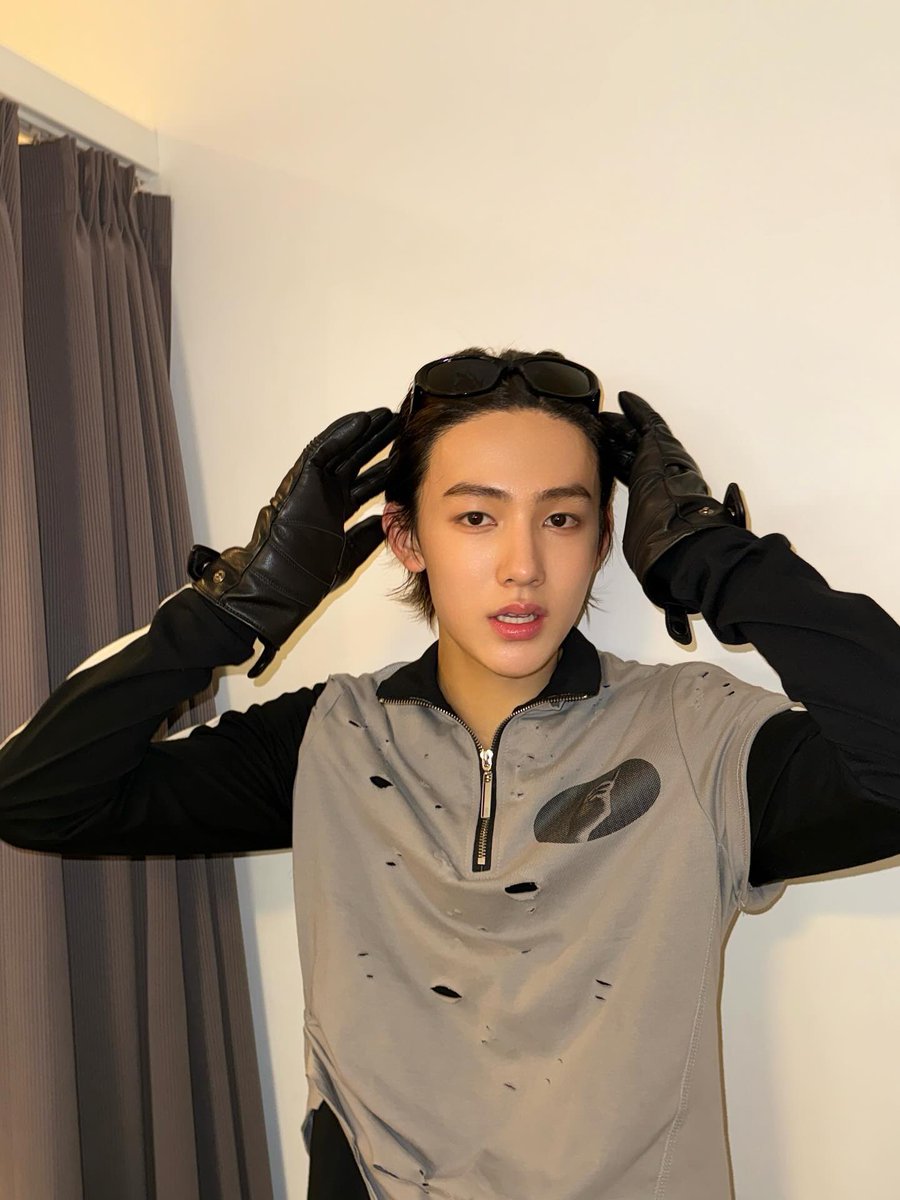 Seonghweon's tweet image. Feelin’ like a main character in a cyberpunk movie but still vibin’ in the backstage.