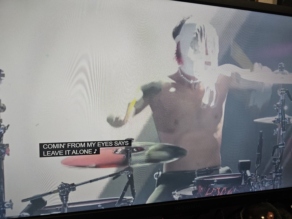 What are Tyler and Josh wearing? Is it smt for the White Stripes I'm no aware of?? #twentyonepilots