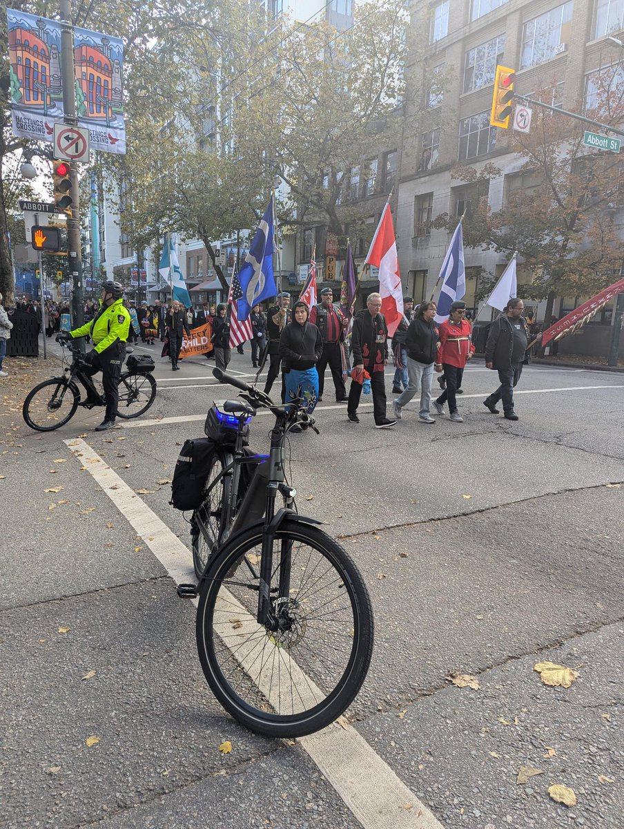 VPDTrafficUnit's tweet image. We were honoured to assist #IndigenousVeterans today with the march to the @CityofVancouver Victory Square Cenotaph. #INDIGENOUS #LestWeForget