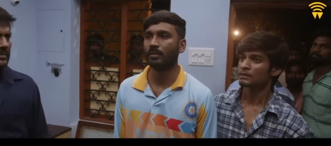 johnwick194's tweet photo. எனக்கு ஒரு சந்தேகம்,குணா வீட்டு வாசல்ல 20பேருக்கு மேல நின்னு கேட்டுட்டு தான இருக்காங்க.ஒருத்தர் கூடவா ஜாவா பழநிய குத்துனது அன்பு தான்னு வெளிய சொல்லாம இருந்திருப்பாங்க?இந்த சீன் பாக்குறப்பலாம் நெருடலா இருக்கு.. https://t.co/KDlWaciqoM