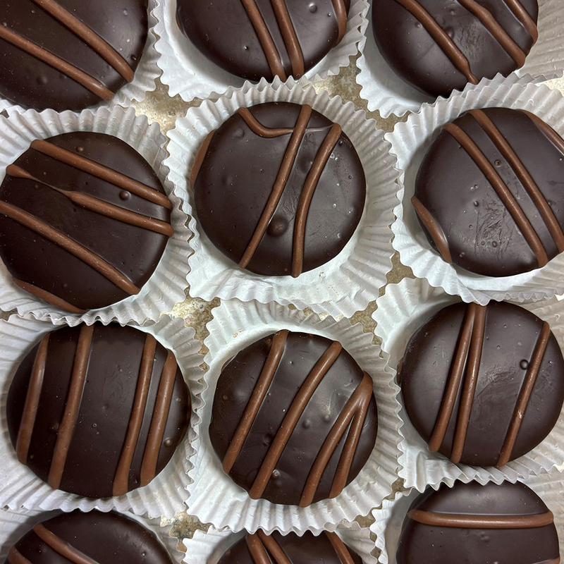 chocolatoriumvt's tweet photo. Our Dark Chocolate Wintergreen Patties pair smooth, rich #darkchocolate with a refreshing #wintergreen center, a classic flavor combo that's cool, creamy, and perfectly balanced. A breath of fresh sweetness in every bite! #chocolate

https://t.co/0A75VM0S6W https://t.co/xiNDqSkZZ2