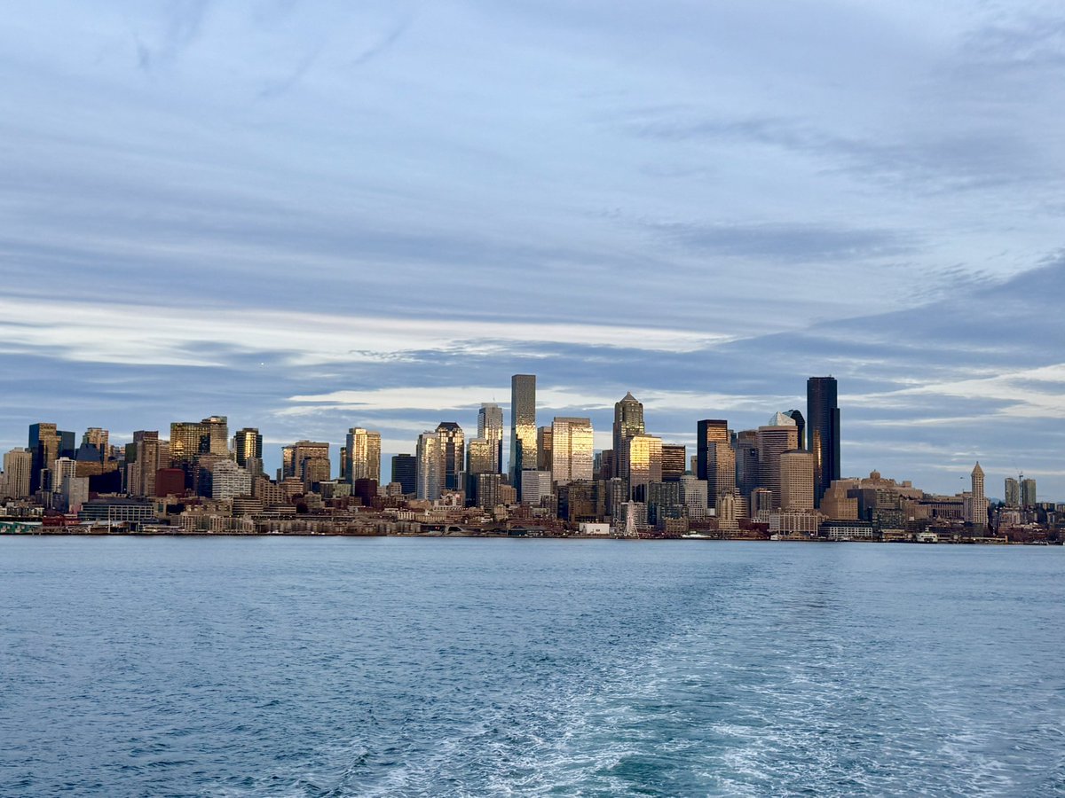 SPwrite's tweet image. Had a great day in Seattle today! Took the ferry back to Bremerton. Tomorrow I’m competing in the #uspa NW Championships! It’ll be fun! Aiming for a couple of PRs. I’ll report back! #dungeonfitness #Powerlifting