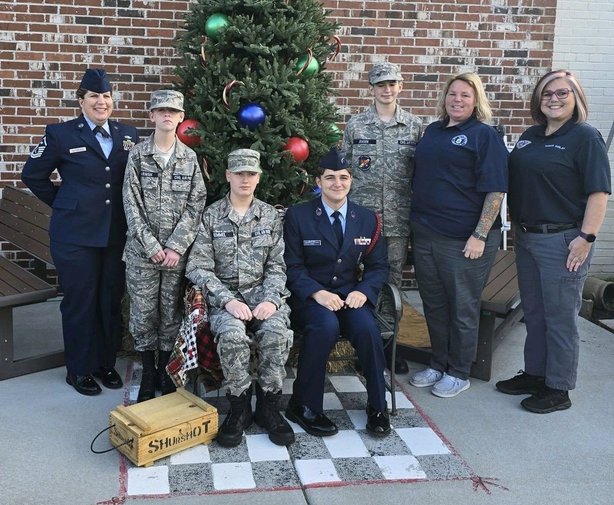 mocapnews's tweet image. Like other units across Missouri Wing, the Wentzville Composite Squadron spent today fundraising for Wreaths Across America at Ellbee&apos;s General Store in Wentzville, MO. #civilairpatrol #CAPcadet