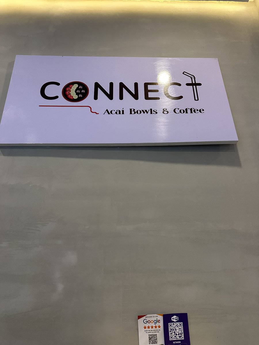 nonoko62792653's tweet photo. You Tubeで知った日本人オーナーのアサイーカフェ「connect」さんに来ました。コンクリート打ちっぱなしのおしゃれな空間。高校生くらいの若い子達が店内を撮影してました。なんだろ、日本人より控えめな感じ。目があったらニコッてする。#connect #Cambodia 、#phnomphen https://t.co/1MzFrqUECE