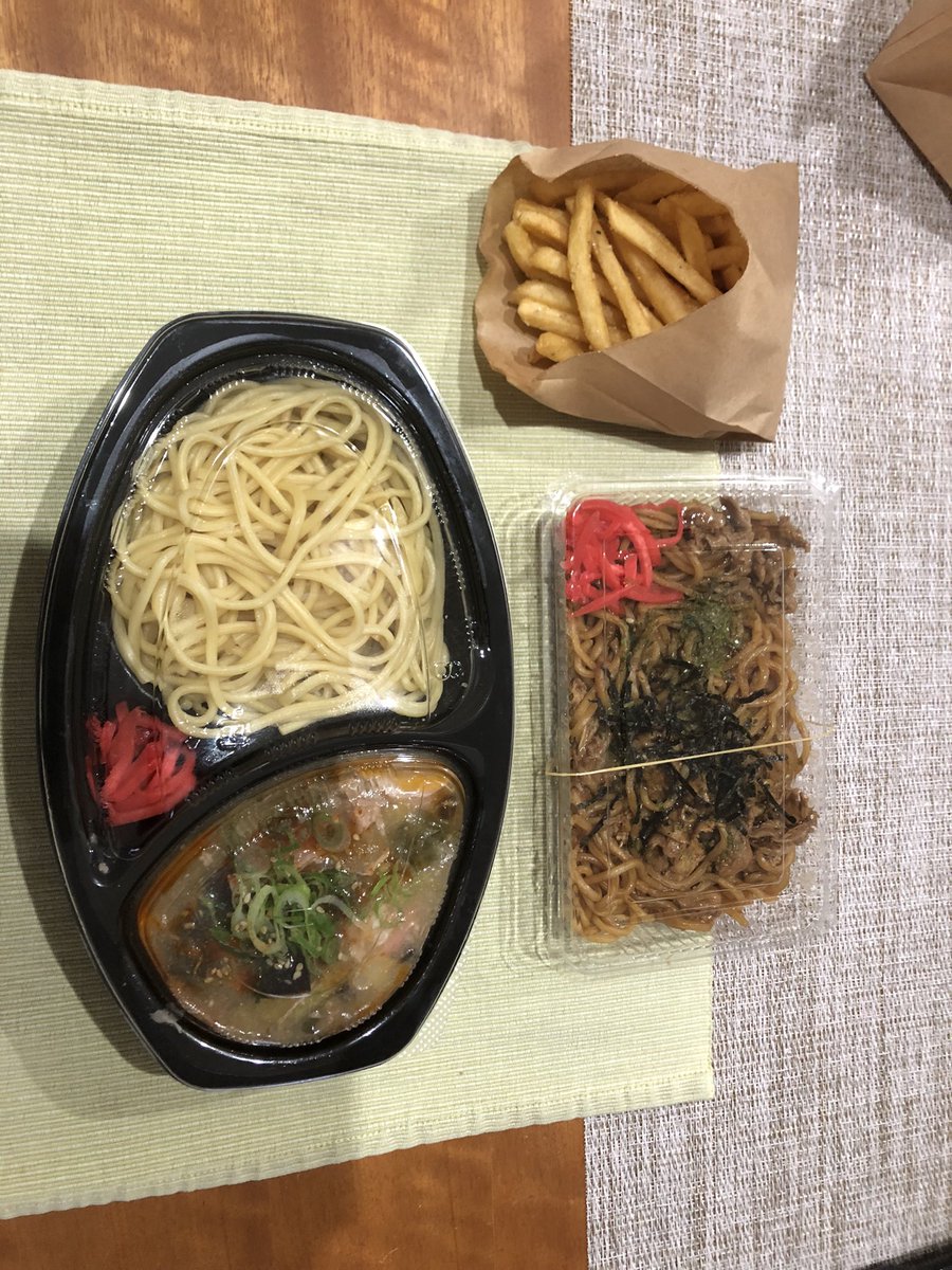 rx_178_2's tweet photo. 今日は娘の中学校のバザー❗️
まさかの友達のキッチンカー‼️
焼きそばもポテトもめっちゃ美味い😋
ごちそうさまでした😁👍
#ゴッツメシ https://t.co/VWyAKVyVqC