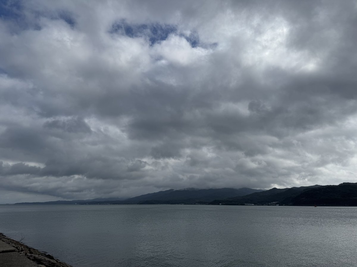 晴れたので、お散歩してます。
空が青いところは、海も碧く。
雲だらけのところの海は灰色です。
お日様のちからで、海の色が変わるのがよくわかります。