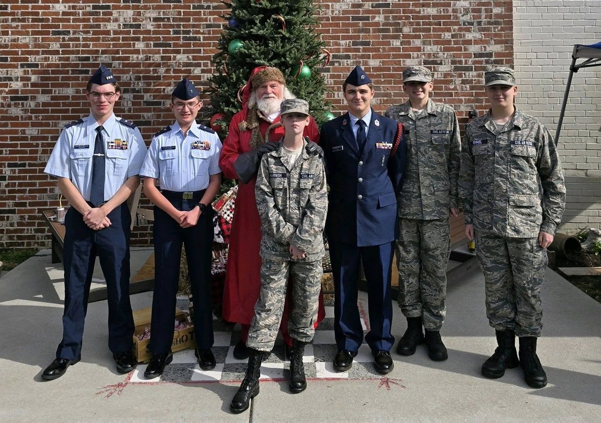 mocapnews's tweet image. Like other units across Missouri Wing, the Wentzville Composite Squadron spent today fundraising for Wreaths Across America at Ellbee&apos;s General Store in Wentzville, MO. #civilairpatrol #CAPcadet