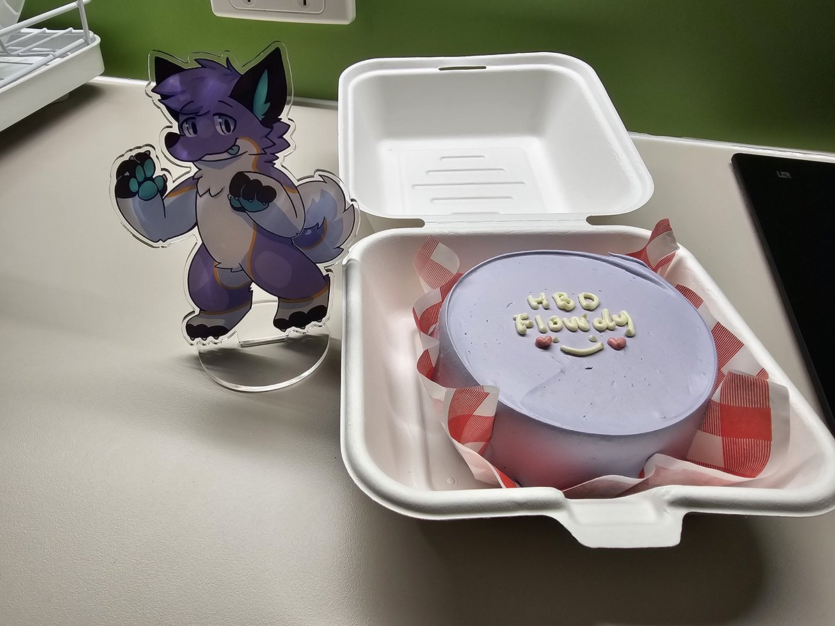 🎂 

Thank you <a href="/xenon_wulf/">Xenon Wulf 🔜 FurDU’26</a> for the cake!