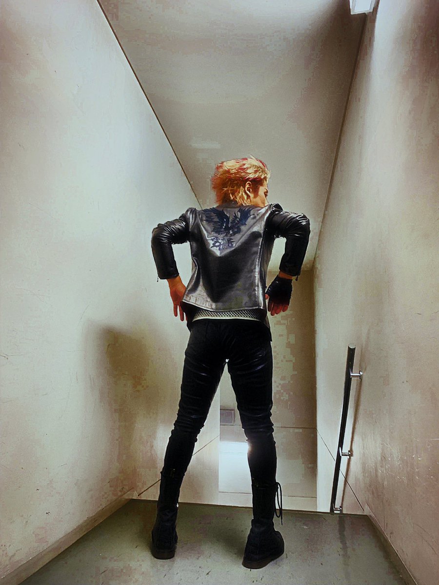 mitsurumatsuoka's tweet photo. 昨日のラストセッション時の衣装として
着させて頂いたライダースジャケット

僕の　#LAZARUS の公演の際、
#SUGIZO さんが直々に選んでくれ、
更にプレゼントしてくれたジャケットです。

もう嬉しすぎて、いつ何処で着よう…と
悩んでたが…
「いやいや、このステージしかないやろ？」
と気付き、やっとしっかり我が体皮となりました

ステージ上で、ネックレスが首に引っかかっていたのを、わざわざSUGIZOさんが直してくれながら
「凄く似合ってるよ。俺、刺繍ありを選んで正解だったな。」って…🥲

なんて優しい先輩よ…

心から感謝しかありません

https://t.co/9wDNTUyBCh
#ルナフェス
#SIAMSOPHIA
#松岡充
#THEONENESS