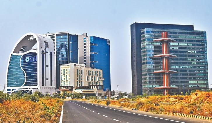 गुजरात की GIFT सिटी (भारत का पहला अंतर्राष्ट्रीय वित्तीय केंद्र) में चीन अपनी ऑफशोर करेंसी CNH के इस्तेमाल की अनुमति मांग रहा है  यह प्रस्ताव भारत-चीन आर्थिक बातचीत के फिर से शुरू होने के बाद समीक्षा के दौर में है
