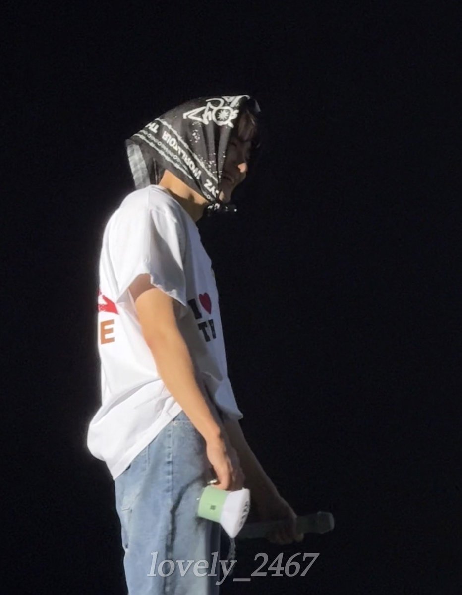 래퍼 yh이 보고 웃는거 너무이뻐.. 어케이렇게이뻐 #밀빵