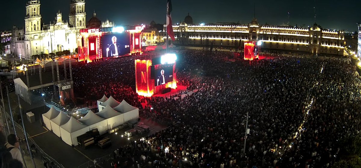 El Zócalo de la CDMX, completamente lleno, para la transmisión del concierto de #JuanGabriel en Bellas Artes organizada por Netflix.