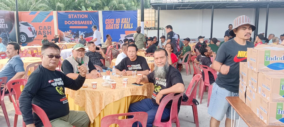 Trup adalah sejenis olah raga otak yang melibatkan 2 tim. Masing² tim umumnya bisa terdiri atas 3 atau 4 orang. Bila anggota tim 3 orang, disebut MAIN ENAM. Bila anggota tim 4 orang disebut MAIN LAPAN. <a href="/Yusrilihza_Mhd/">Yusril Ihza Mahendra</a> <a href="/JimlyAs/">Jimly Asshiddiqie</a> <a href="/budimandjatmiko/">Budiman Sudjatmiko (IG: kelasinspirasibudiman)</a> <a href="/DennyJA_WORLD/">Denny JA</a> <a href="/gm_gm/">goenawan mohamad</a> <a href="/jokowi/">Joko Widodo</a>
