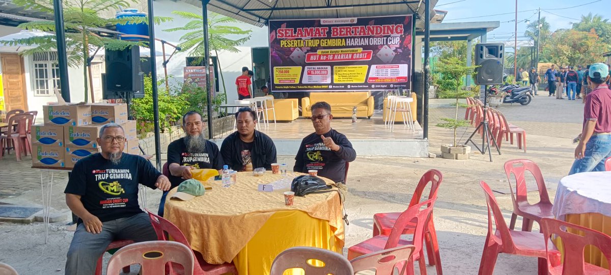Dan aku, ikut dalam salah satu tim yg terdiri 4 orang bersama Bang Zeck Hilal, Faizul, mewakil TMF alias Truf Muslim Family. Pertandingan hari ini diikuti oleh 64 tim dgn sistem kombinasi Jumpa dan Gugur. <a href="/Yusrilihza_Mhd/">Yusril Ihza Mahendra</a> <a href="/JimlyAs/">Jimly Asshiddiqie</a> <a href="/budimandjatmiko/">Budiman Sudjatmiko (IG: kelasinspirasibudiman)</a> <a href="/DennyJA_WORLD/">Denny JA</a> <a href="/gm_gm/">goenawan mohamad</a> <a href="/jokowi/">Joko Widodo</a>