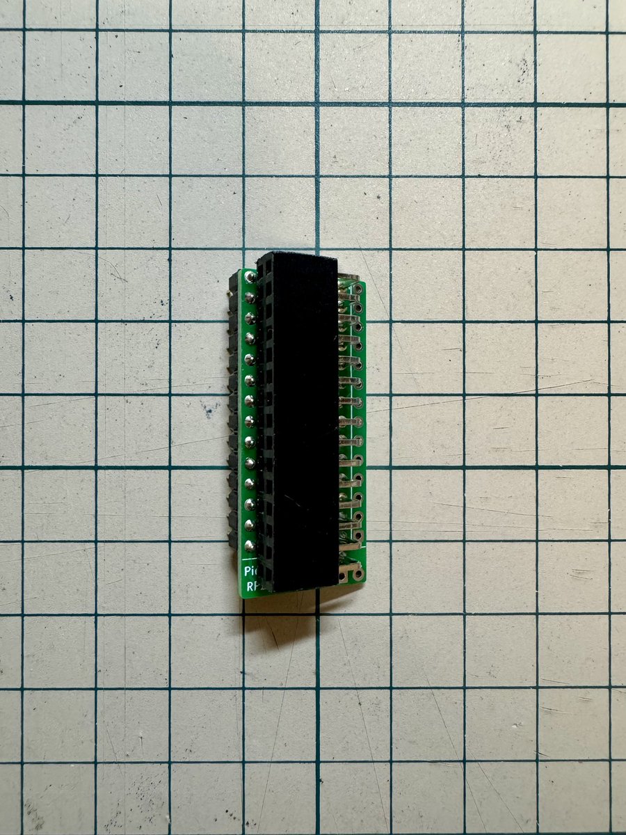 DragonBallEZ's tweet photo. そして今回のハイライトの2x15ピン L字ピンソケット🤩‼️ このタイプはピン自体の熱容量が大きい上にはんだの乗りが悪くて(長期保管だから?)苦戦します。軽くヤスリで擦ってフラックス塗り塗り、それと基板の切れ端を挟んで少し浮かせました☺️ #Pico2ROMEmuCB #LittleDemon19 https://t.co/BS0OnHrdM6