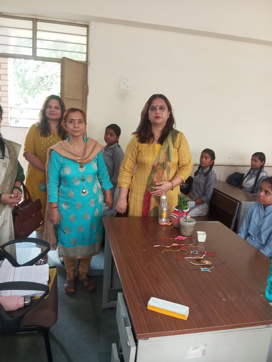 Ggsss358090's tweet image. #RashtraneetiProgram

Principal of GGSSS No 3 Badarpur-1925248, Anju Pawar ma&apos;am appreciated the teachers and students for their active

 participation in the activities of the Rashtraneeti Program especially Aaj ka Reporter activity.
@gupta_rekha
@Dir_Education
