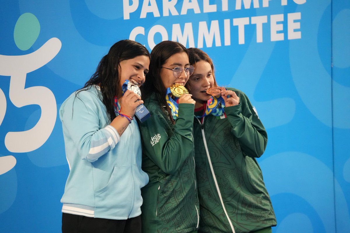 COPAME's tweet photo. 🥇🥈🥉En la alberca chilena, nuestros #Promexas conquistaron 1 medalla de oro, 1 de plata y 4 de bronce ✨, coronando el día con sonrisas, emoción y orgullo tricolor 💚🤍❤️🌊🔥
¡Felicidades, equipo! 🙌🇲🇽
#COPAME #Promexas #CONADE https://t.co/bNnFlOe7TO