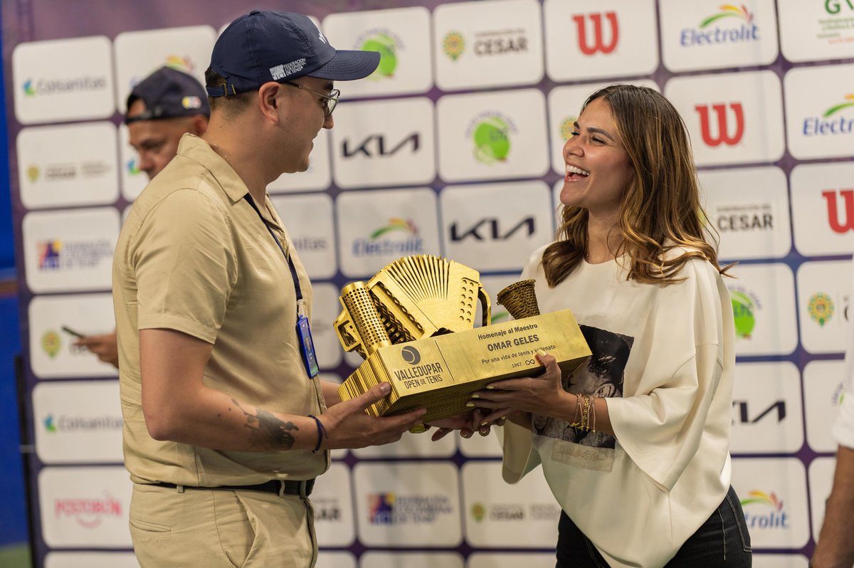En la final principal de sencillos, el argentino Lucio Ratti brilló en la cancha, derrotando en dos sets al estadounidense Ryan Dickerson y grabando su nombre en la historia del Valledupar Open 2025. 🇦🇷✨

El cierre también estuvo lleno de sentimiento y orgullo vallenato, con un