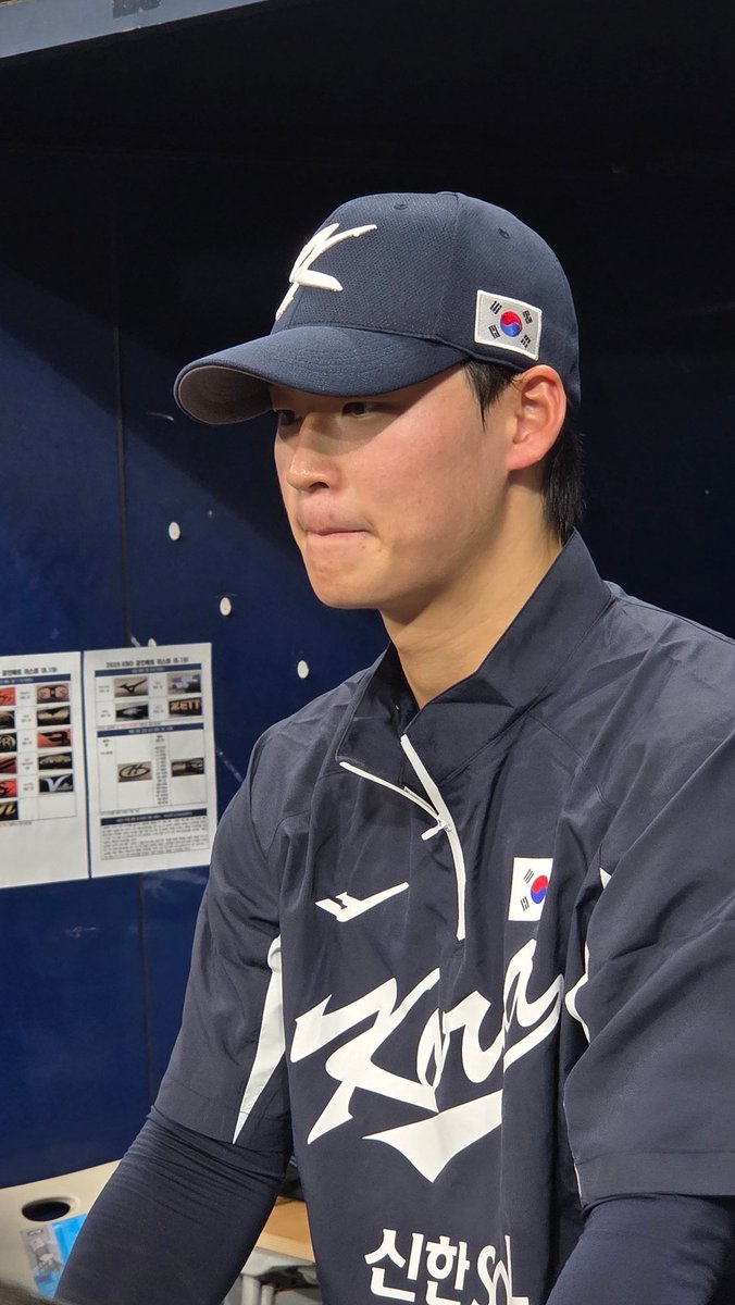 취재진과 인터뷰 중인 대표팀 투수 이호성 선수입니다.