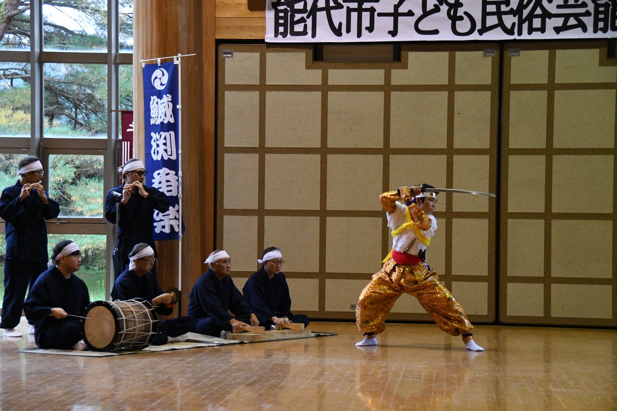 noshiro_city's tweet photo. 11月9日、二ツ井伝承ホールで能代市子ども民俗芸能発表会が行われました。鰄渕番楽、鶴形ささら、富根報徳番楽の3団体が参加。中学生から高校生7人が日頃の練習の成果を披露しました。 https://t.co/6cv03t3OlX