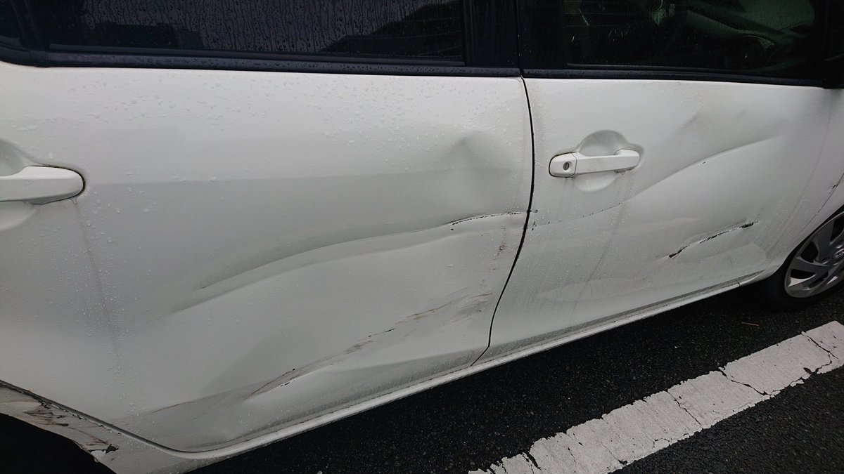 maichi_1004's tweet photo. えらい目にあってしまった、、、
駐車場で当て逃げと思って交番にきたんよ。
そしたら、その車(駐車場の隣の車)盗難されたらしい。。
こんなときに私握手会で幕張やから家でたけど不安すぎる。。
盗難されたときに犯人がぶつけたってこと。
まじで怖すぎやし怒りしかない。。

#車盗難 https://t.co/AE3ALlgOWW