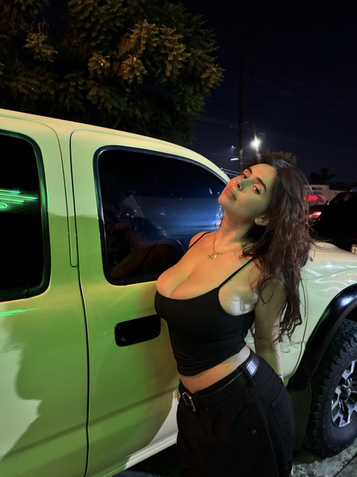 1 pic. Saturday night https://t.co/hvxLaCBoDc